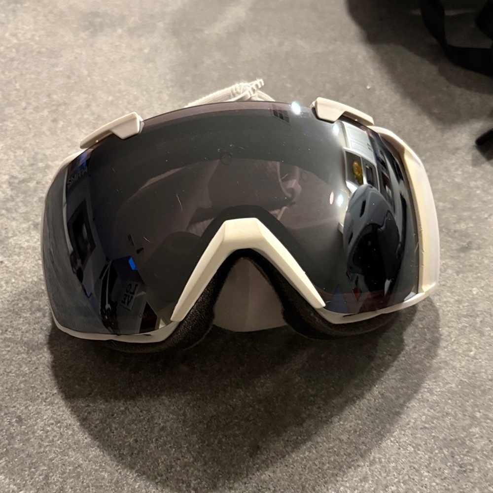 SMITH White Snow Goggles with Dark Lens